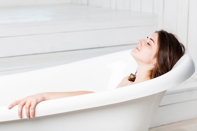 Foto frau, die in der badewanne sich entspannt