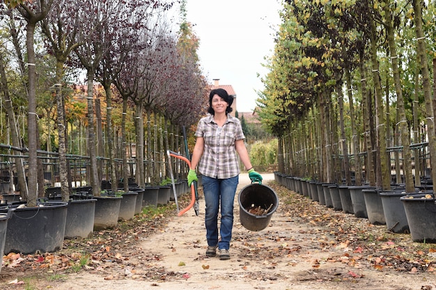 Frau, die in der Gartenmitte arbeitet