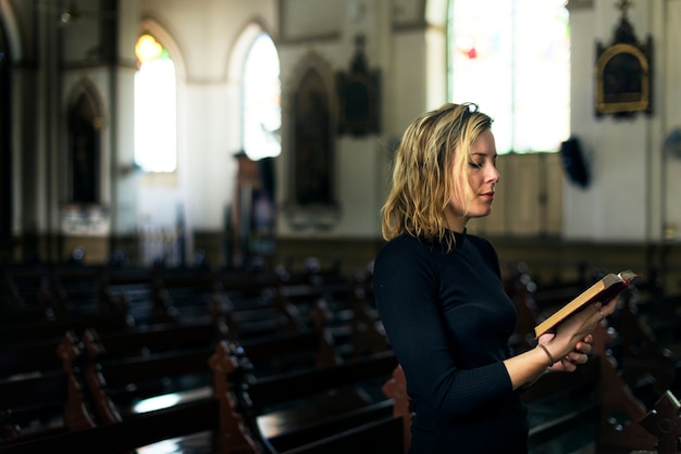 Frau, die in der Kirche betet