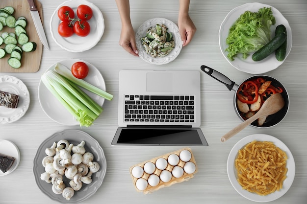 Foto frau, die in der küche kocht ansicht von oben des food-blog-konzepts