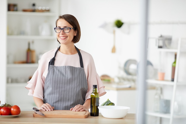 Frau, die in der Küche kocht