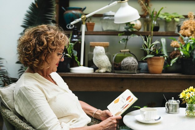 Frau, die in einem Café sich entspannt