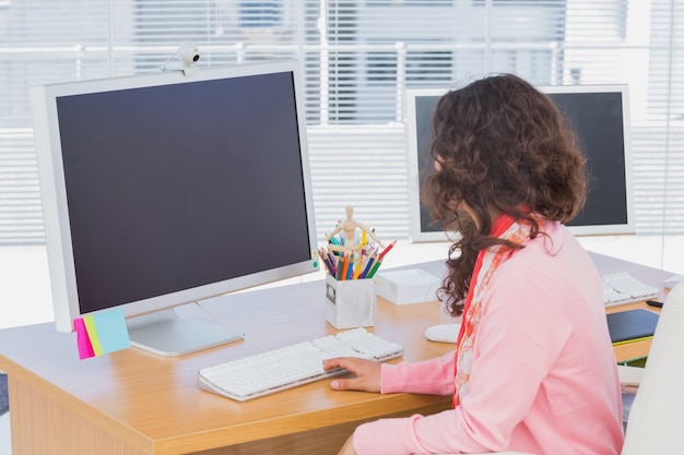 Frau, die in einem kreativen Büro arbeitet