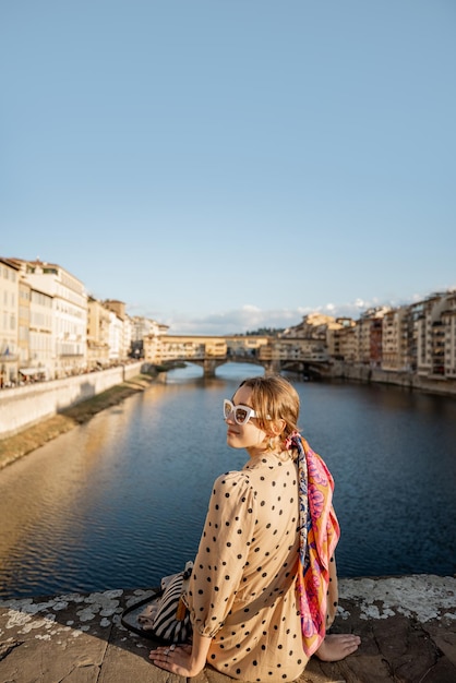 Frau, die in florenz italien reist