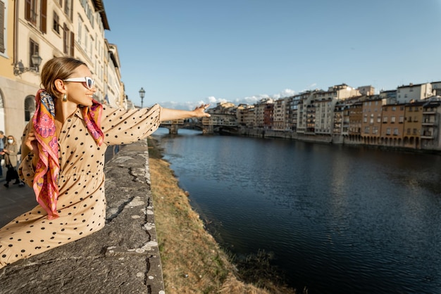 Frau, die in florenz italien reist