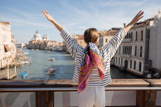 Frau, die in venedig reist