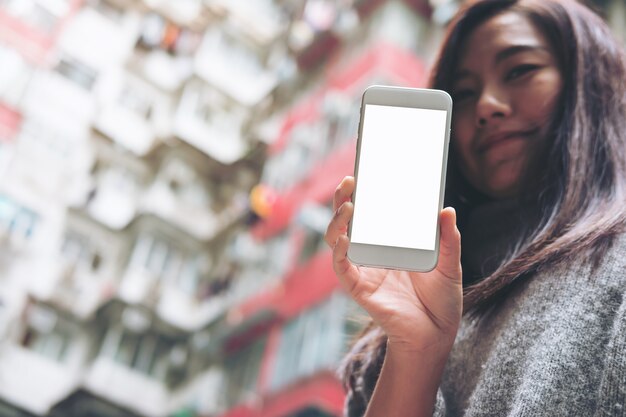 Frau, die intelligentes Telefon des Modells hält