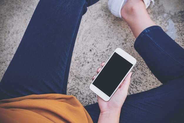 Frau, die intelligentes Telefon des Modells verwendet