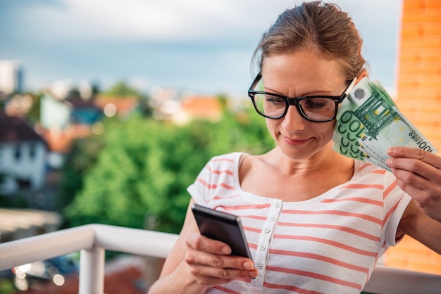 Frau, die intelligentes Telefon verwendet