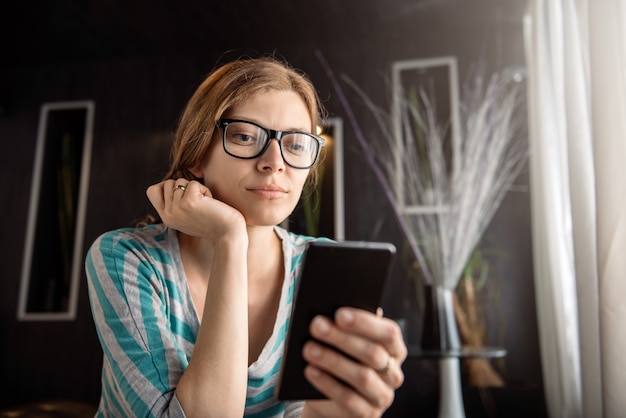 Frau, die intelligentes Telefon verwendet