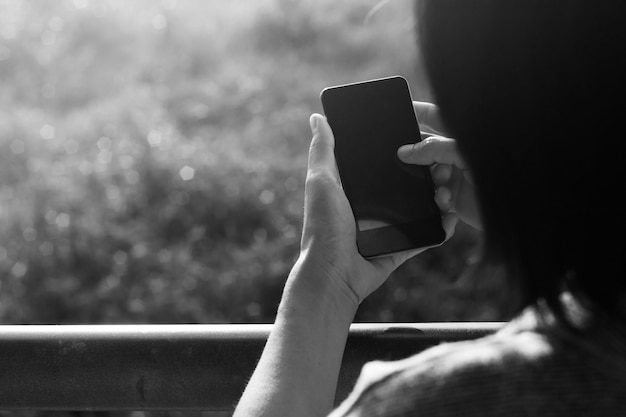 Frau, die intelligentes Telefon verwendet.