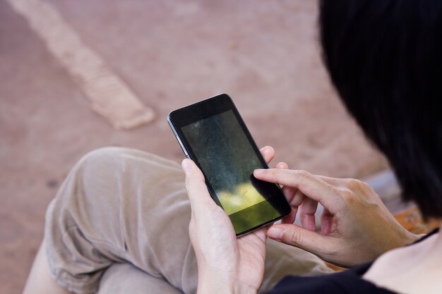 Frau, die intelligentes Telefon verwendet.