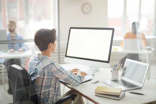 Frau, die Internet im Büro benutzt