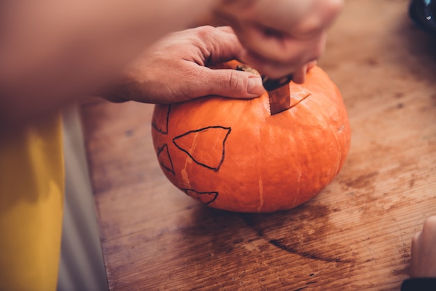 Foto frau, die jack-o-laterne herstellt