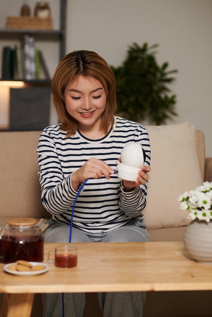 Frau, die Kabel an Überwachungskamera anschließt