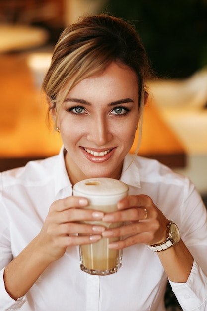 Frau, die Kaffee am Morgen im Restaurant trinkt