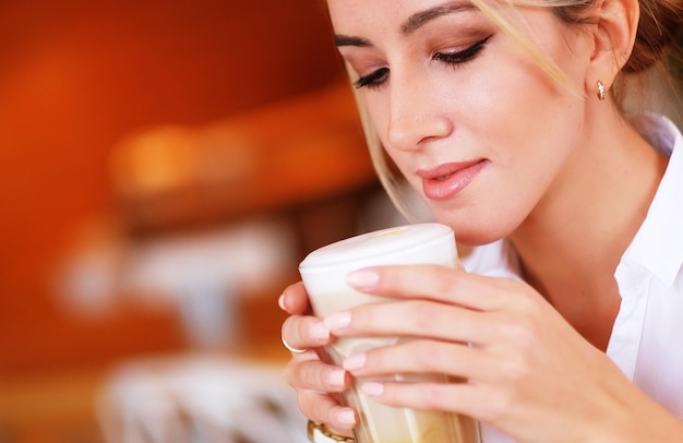 Frau, die Kaffee am Morgen im Restaurant trinkt