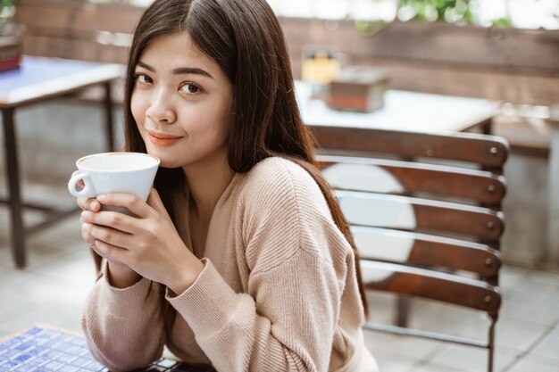 Frau, die Kaffee im Café trinkt