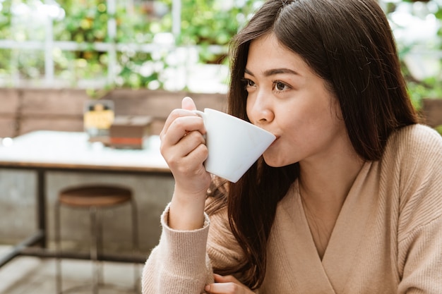 Frau, die Kaffee im Café trinkt