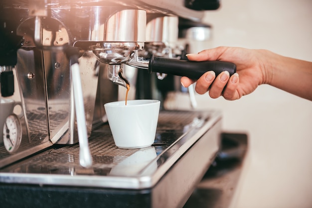 Frau, die Kaffee macht