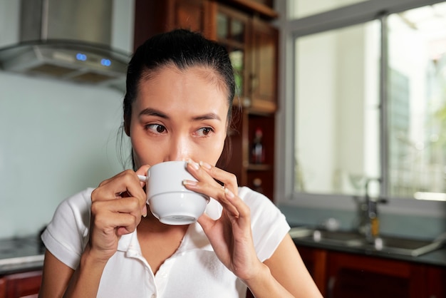 Frau, die Kaffee trinkt