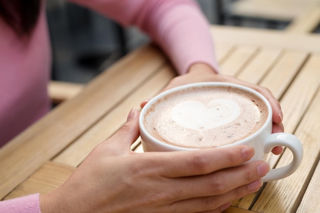 Frau, die Kaffee trinkt