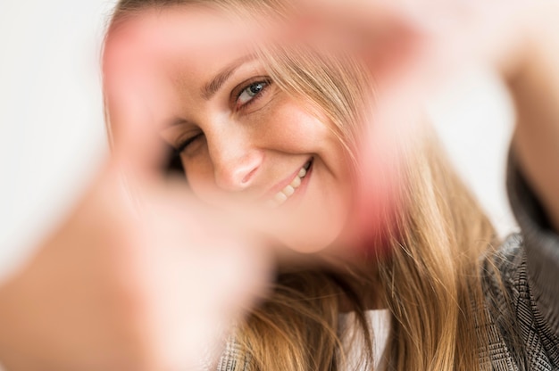 Foto frau, die kameraaufnahme mit den händen tut