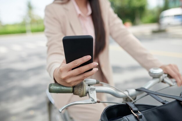 Foto frau, die karte auf smartphone überprüft