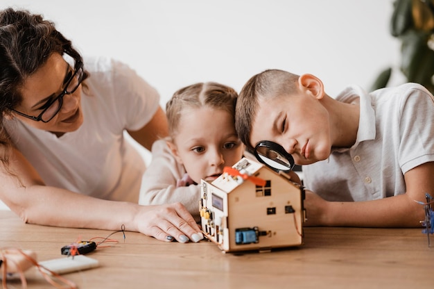 Frau, die Kindern elektrische Funktionen lehrt