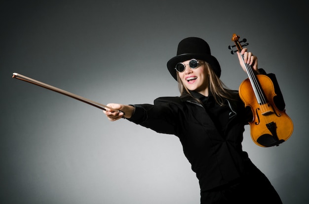 Frau, die klassische Violine spielt