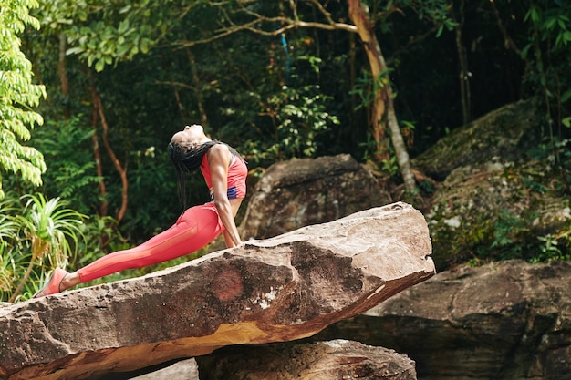 Frau, die Kobra Asana tut