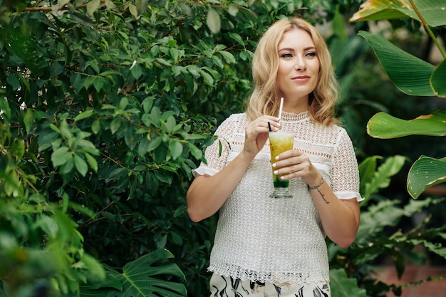 Frau, die köstlichen Cocktail trinkt