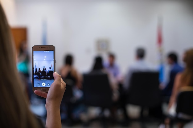 Foto frau, die kollegen im büro aufnimmt