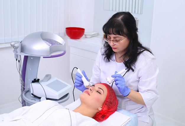 Foto frau, die kosmetische eingriffe in der spa-klinik tut