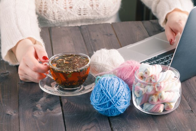 Frau, die Kräutertee zu Hause trinkt