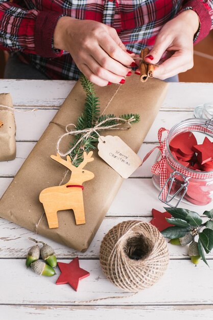 Foto frau, die kühles weihnachtsgeschenk einwickelt