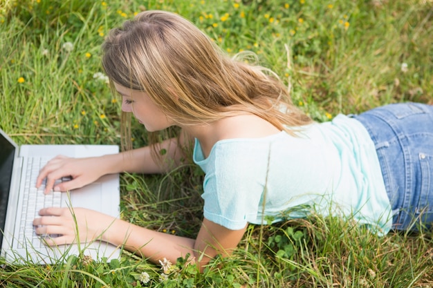 Frau, die Laptop im Park verwendet