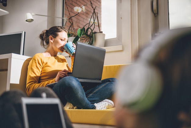 Frau, die Laptop verwendet