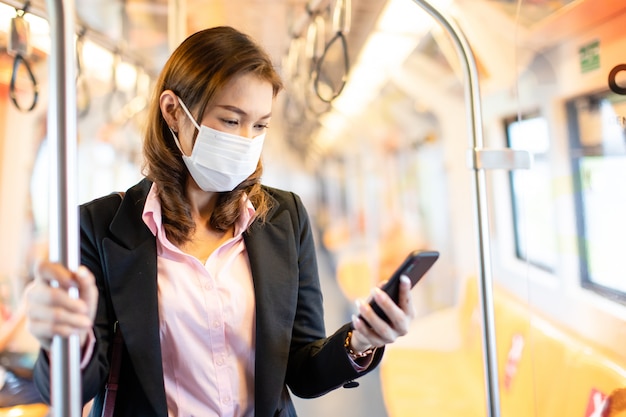 Frau, die Maske in der U-Bahn trägt.