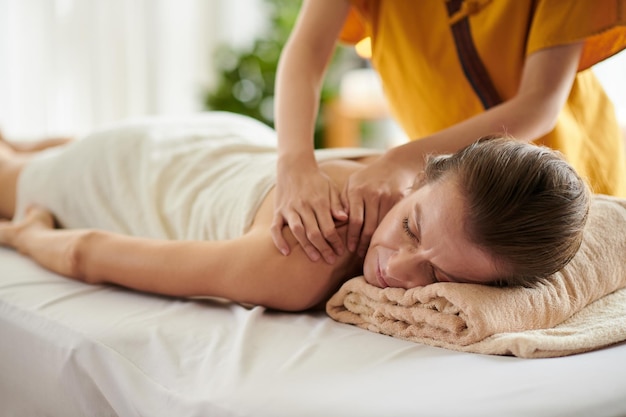 Frau, die Massage mit Ölen erhält