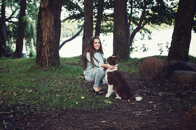 Frau, die mit Colliehund spielt