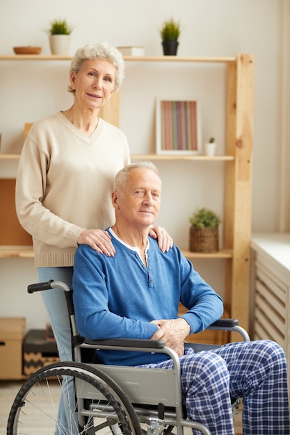 Frau, die mit Ehemann im Rollstuhl aufwirft