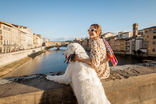 Frau, die mit einem Hund in Florenz Italien reist