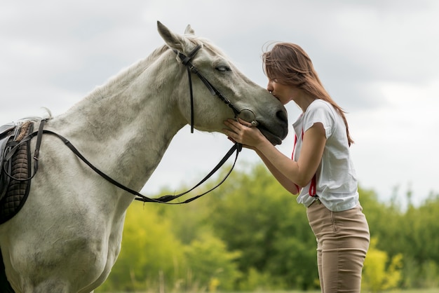 Frau, die mit einem Pferd in der Landschaft geht