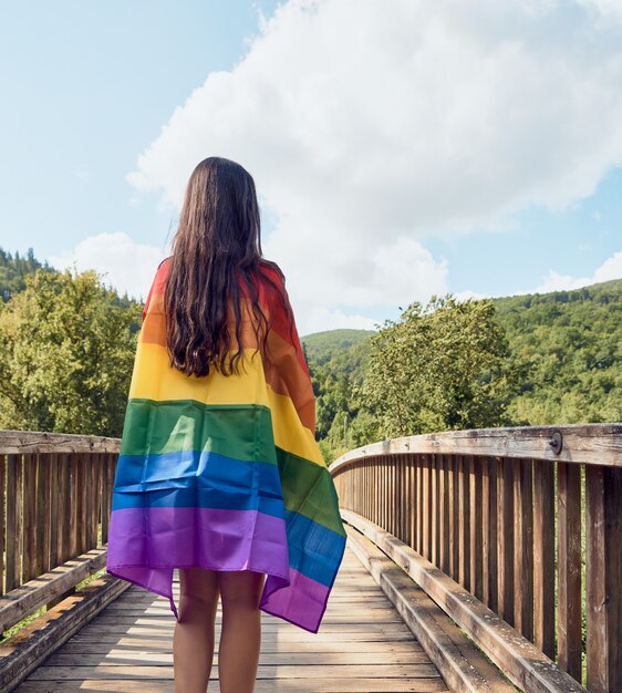 Frau, die mit einer LGBT-Flagge feiert. LGBT-Konzept