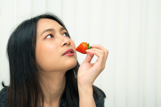 Frau, die mit Erdbeeren aufwirft