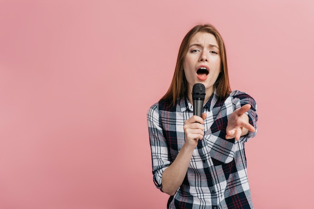 Frau, die mit Kopienraum singt