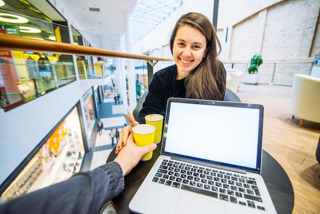 Frau, die mit Mann im Café flirtet, trinken Kaffee-Laptop mit weißem Bildschirmkopienraum