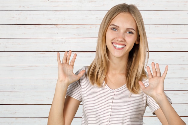 Foto frau, die mit perfektem lächeln lächelt