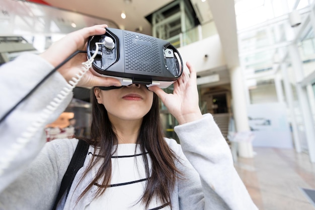 Foto frau, die mit vr-gerät zuschaut